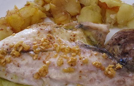 Dorada al ajillo con patatas a lo pobre (250gr)