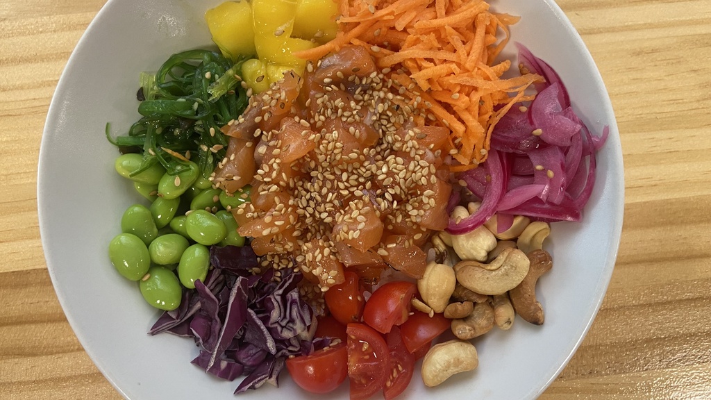 Poke bowl de salmón con edamame, col y cebolla encurtida (300gr)